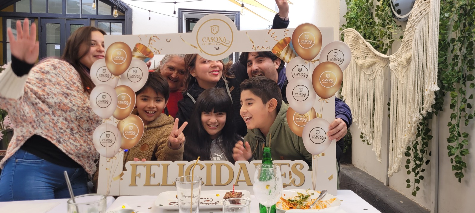 Familia celebrando un cumpleaños en Casona Gourmet