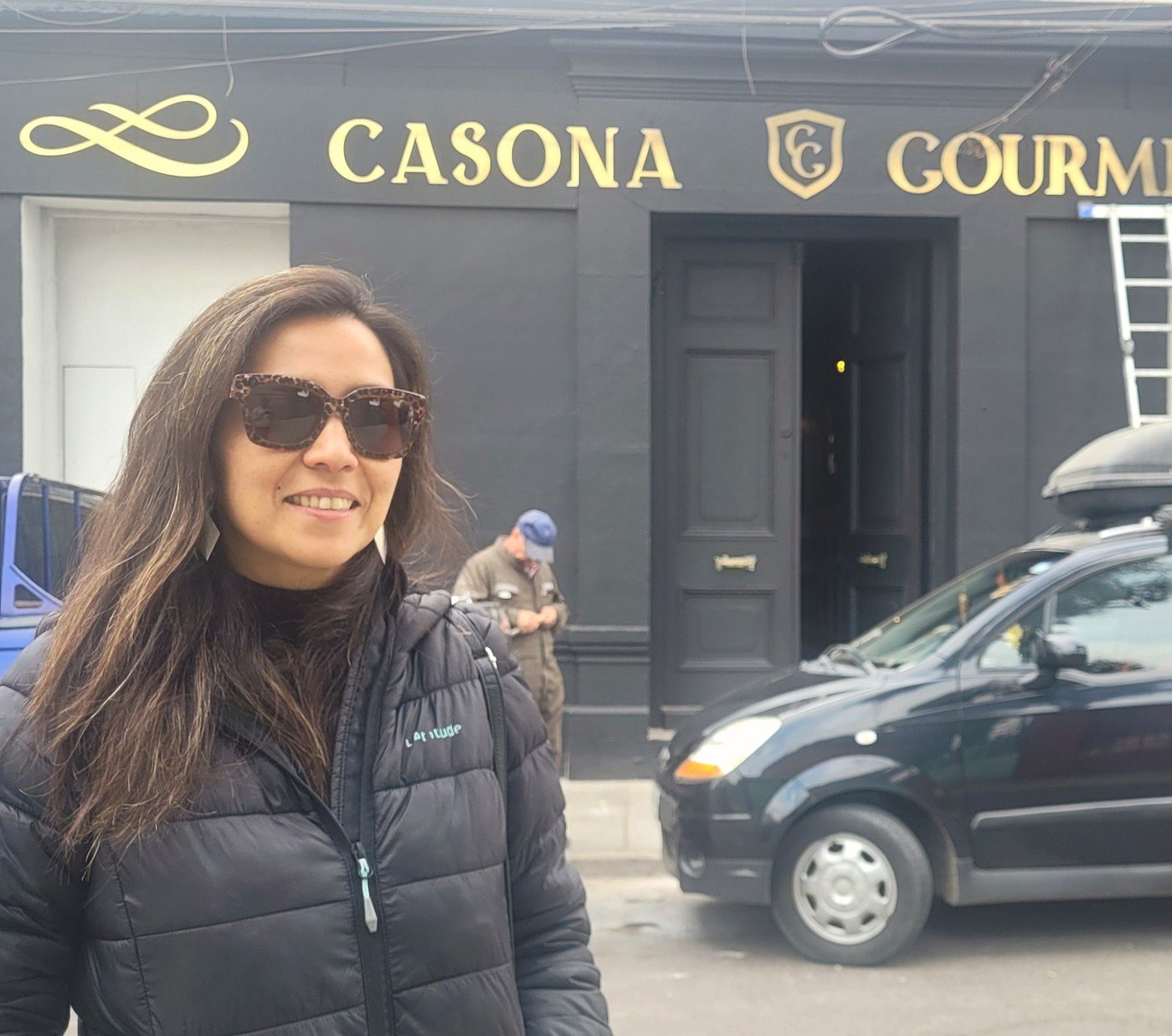 Karla González frente a la fachada de Casona Gourmet