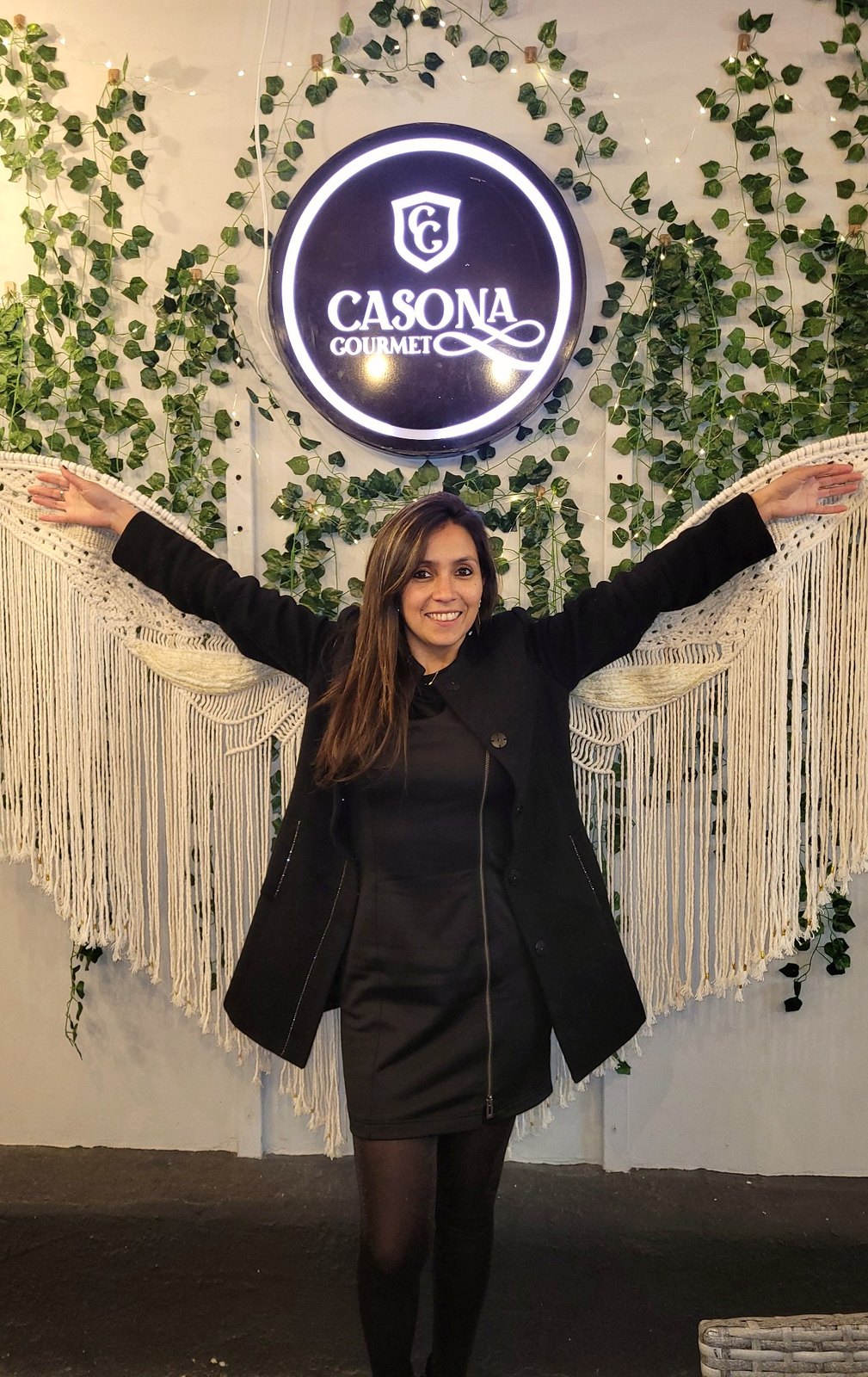 Karla González junto al logo de Casona Gourmet