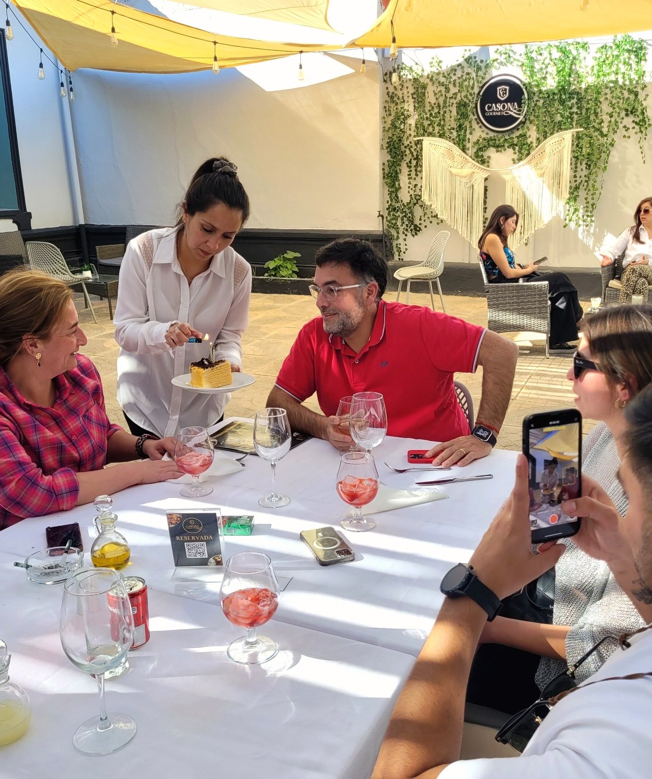 Experiencia de servicio en la terraza de Casona Gourmet