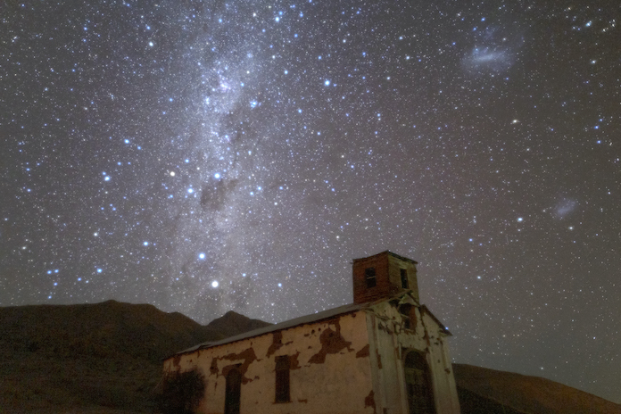 Cielo estrellado sobre paisaje patrimonial en Río Hurtado