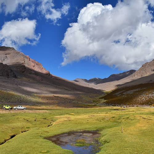Valle de Huatulame con río, cerros y cielo abierto