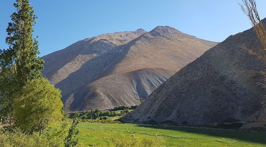 Valle de Río Hurtado con cerros y vegetación