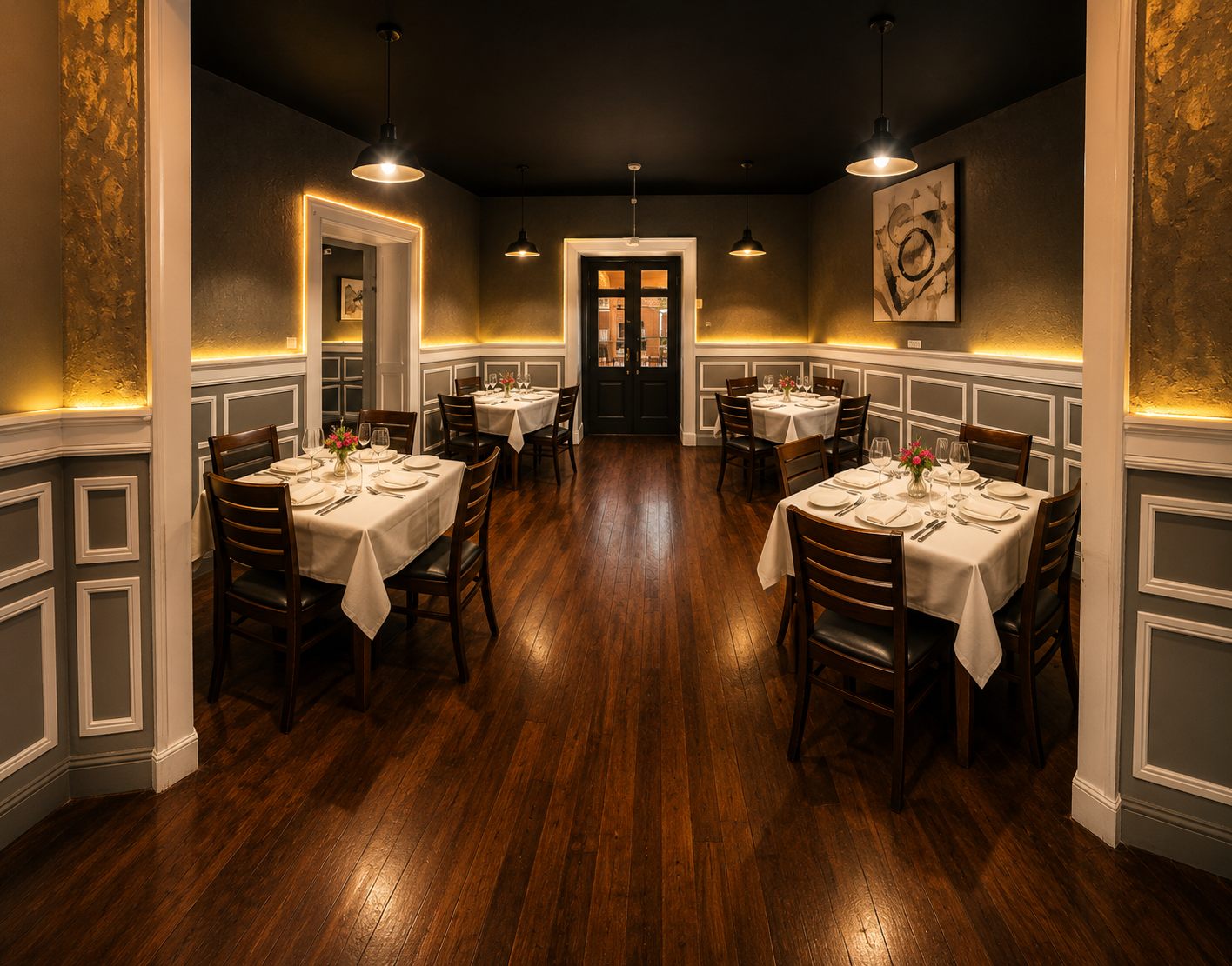 Salón Encuentro de Casona Gourmet con mesas cuadradas montadas